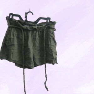 Hollister ultra high-rise flowy flowing breezy shorts in olive green size medium